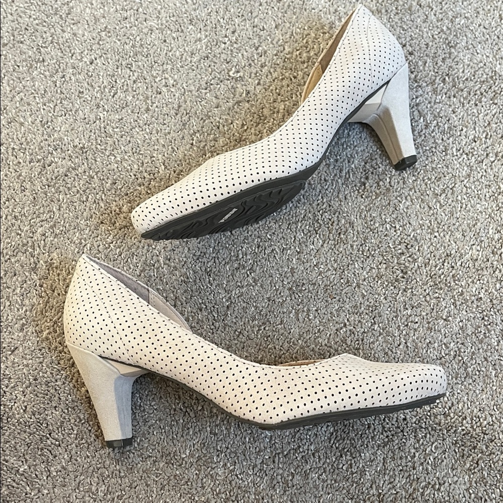 Never worn cream suede TSUBO pumps sz9.5 w/box d’orsay made for comfort no skid